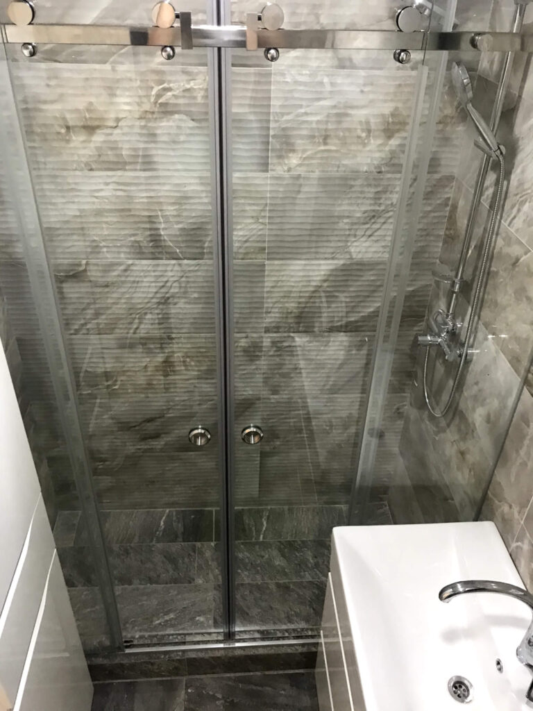 Cabină de duș din sticlă securizată, în linie, cu două uși glisante, în Brașov