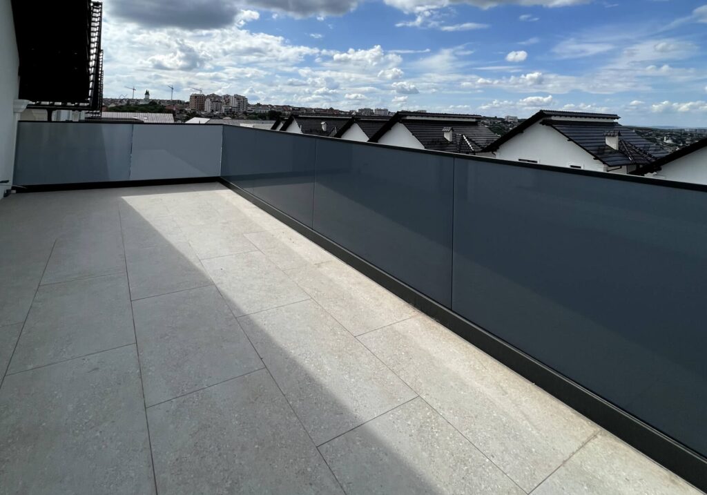 Balustradă din sticlă securizată în Brașov, cu fixare liniară în profil, de la Glass Systems