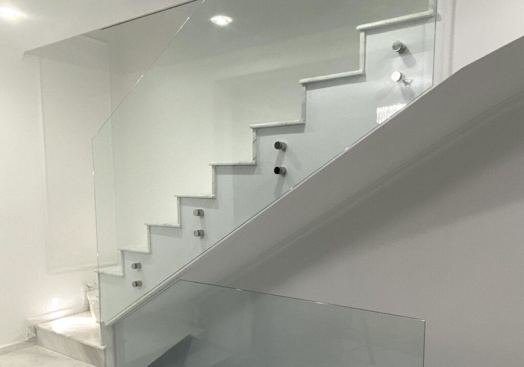 Balustradă din sticlă securizată în Brașov, cu fixare pe monopuncte, de la Glass Systems