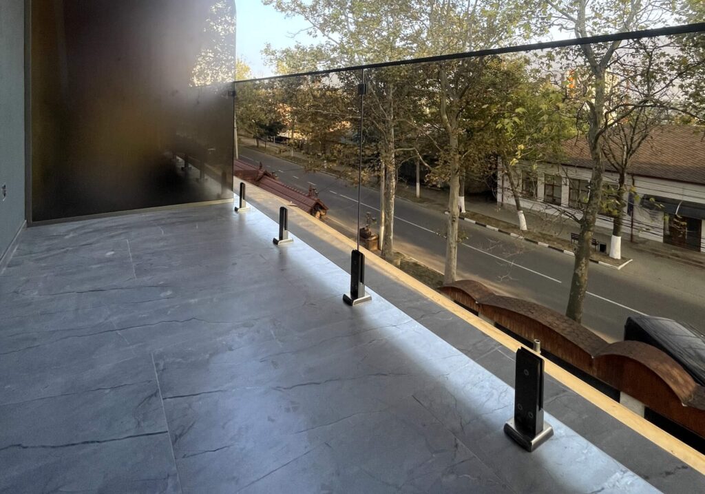 Balustradă din sticlă securizată în Brașov, cu fixare pe piciorușe, de la Glass Systems