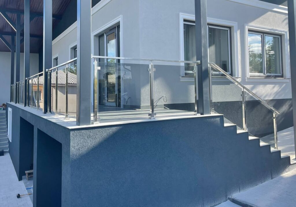 Balustradă din sticlă securizată în Brașov, cu montanți de inox, de la Glass Systems